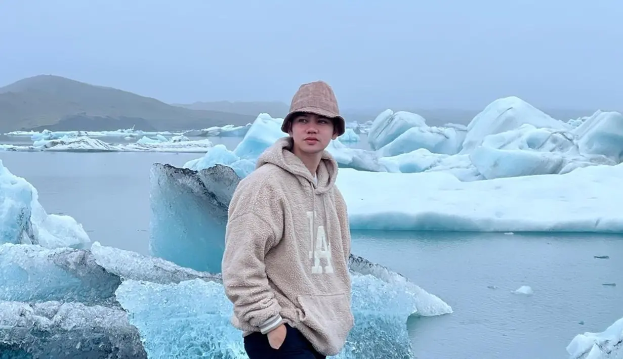 Gaya kecenya juga tampak saat Faul bertandang ke Akureyri, sebuah kota di Islandia. Saat sampai di sana, rupanya lokasinya tertutup salju, sehingga pria kelahiran 25 Mei 1995 ini mengenakan pakaian hangat. Ia memakai hoodie dan topi dengan warna yang senada. Meski dingin, Faul tak melewatkan momen untuk berfoto. (Liputan6.com/IG/@faul.lida2019)