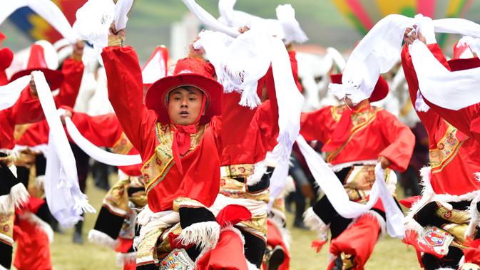 Para seniman menampilkan tarian dalam upacara pembukaan Festival Pariwisata Shambhala ke-20 di Prefektur Otonom Etnis Tibet Gannan, Provinsi Gansu, China, 31 Agustus 2020. Festival Pariwisata Shambhala ke-20 dimulai di Padang Rumput Dangzhou pada Senin (31/8). (Xinhua/Chen Bin)