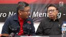 Sekjen PDIP Hasto Kristiyanto (kiri) bersama Mendagri Tjahjo Kumolo memberi keterangan terkait persiapan HUT ke-46 PDIP, Jakarta, Kamis (3/1). HUT dilaksanakan berbarengan dengan Rakornas di JIExpo Kemayoran 10 Januari. (Liputan6.com/Helmi Fithriansyah)