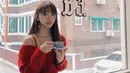 Wanita lulusan American Musical and Dramatic Academy jurusan Dance Theatre ini juga tampak elegan dengan gaya kasual. Saat sedang menikmati secangkir kopi di salah satu kafe di Korea Selatan, ia terlihat menawan dalam balutan busana merah dan hitam. (Liputan6.com/IG/@ditakarang)