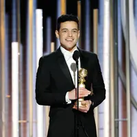 Aktor Rami Malek saat menerima penghargaan Golden Globes 2019 di The Beverly Hilton, Beverly Hills, California, Minggu (6/1). Rami Malek mengalahkan deretan aktor seperti Bradley Cooper, Willem Dafoe, dan Lucas Hedges. (Paul Drinkwater/NBC via AP)