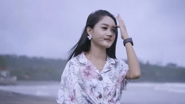 Gaya Safira Inema saat di Pantai, Pedangdut Tulungagung