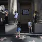 Pengunjuk rasa berdiri di sepanjang Hollywood Walk of Fame saat memprotes kematian George Floyd di Hollywood, Los Angeles, Amerika Serikat, Minggu (7/6/2020). Gelombang protes atas kematian George Floyd terus mengguncang Amerika Serikat. (AP Photo/Marcio Jose Sanchez)