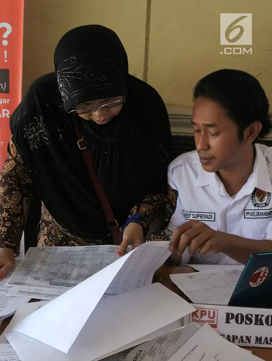 Petugas PPS Kelurahan Menteng mengecek Daftar Pemilih Tetap (DPT) di Kelurahan Menteng, Jakarta, Rabu (17/10). Kegiatan tersebut merupakan bagian dari program Gerakan Melindungi Hak Pilih (GMHP). (Merdeka.com/Imam Buhori)