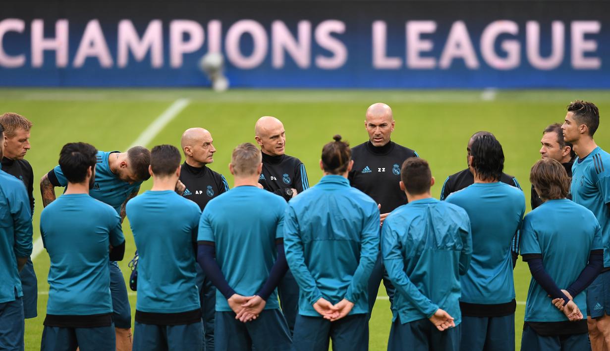 Zidane memberikan arahan sebelum melawan Bayern Munchen pada laga semifinal Liga Champions di Alians Arena (24/4/2018). Zinedine Zidane mundur dari kursi pelatih Madrid setelah meraih trofi Liga Champions tiga kali. (AFP/dpa/Andreas Gebert/Germany OUT)