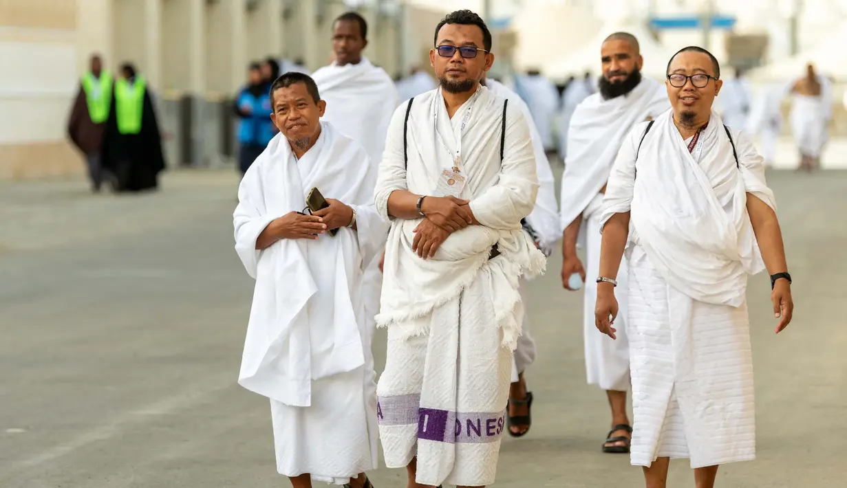 Di Mina, umat Muslim akan melakukan persiapan untuk wukuf di Padang Arafah, yang merupakan puncak dari ibadah haji, pada Kamis 5 Juni 2025. (Foto oleh AFP)