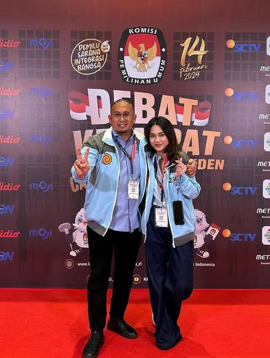 Istri Pratama Arhan ini pun hadir bersama sang ayah yang juga kader Gerindra. Azizah pun mengenakan jaket biru dari salah satu paslon wakil presiden. [@andre_rosiade]