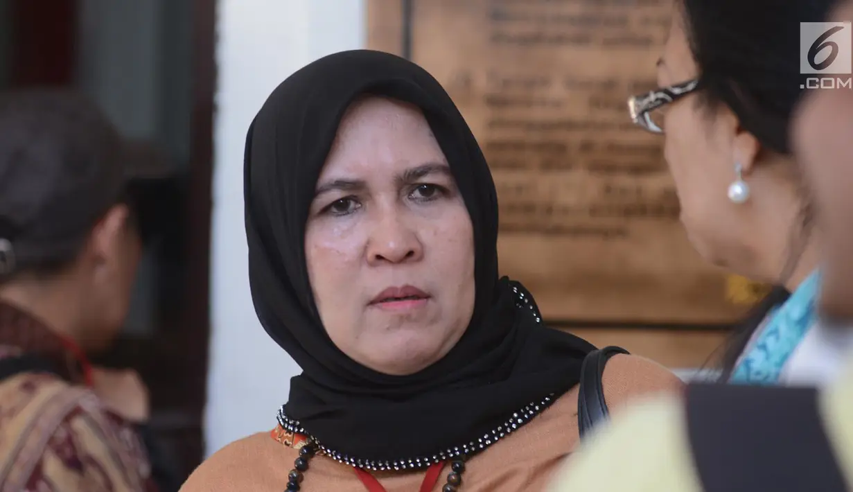 Terdakwa kasus ujaran kebencian Asma Dewi usai menjalani sidang putusan di Pengadilan Jakarta Selatan, Jakarta, (15/3). Asma secara sah dan terbukti melanggar Pasal 207 KUHP tentang penghinaan terhadap penguasa. (Merdeka.com/Imam Buhori)