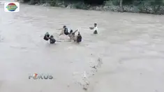 Demi sekolah, para pelajar Kupang, NTT, terobos sungai berarus deras dan tinggi tanpa alat bantu.