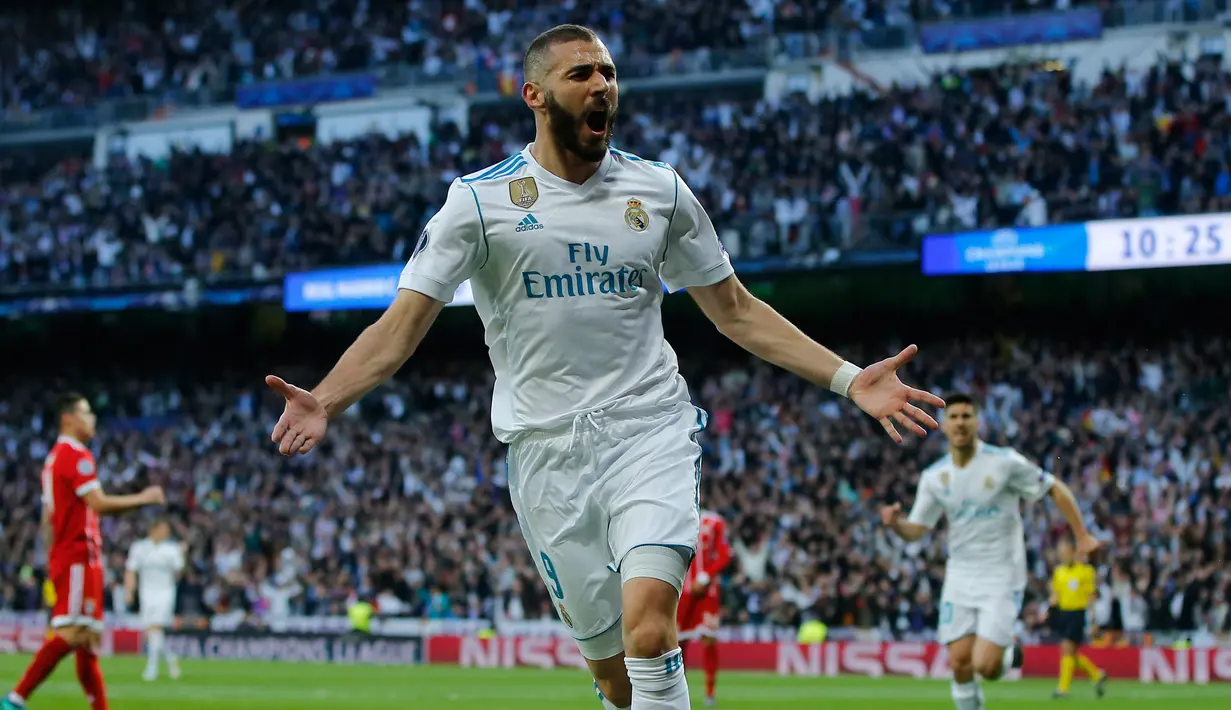 Striker Real Madrid Karim Benzema melakukan selebrasi usai membobol gawang Bayern Munchen saat pertandingan semifinal Liga Champions di stadion Santiago Bernabeu, Spanyol (1/5). Dalam pertandingan ini Benzema menyumbang dua gol. (AP/Paul White)