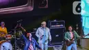 Saat grup band yang tahun depan genap berusia 31 tahun ini naik pentas, penonton langsung menyeruak ke depan panggung. (Liputan6.com/Angga Yuniar)