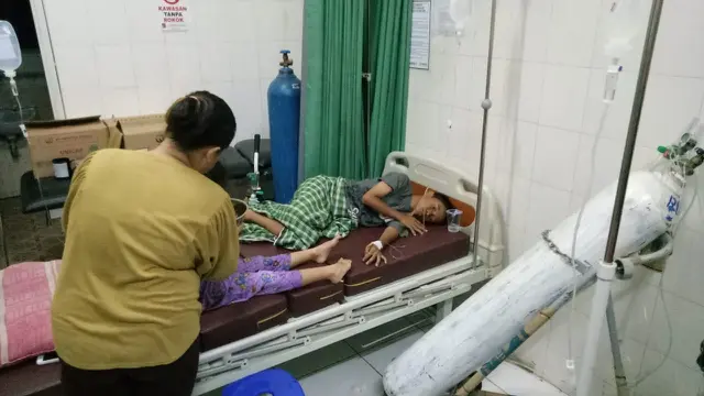 Puluhahn warga di Bogor keracunan usai menyantap tutut atau keong sawah (Liputan6.com/Achamd Sudarno)