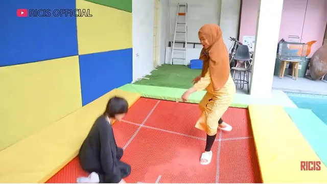 6 Potret Aksi Ria Ricis yang Bikin Was-Was saat Hamil Tua, Split hingga Gendong Jeje