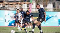 Laga uji coba antara Arema FC dan RANS Nusantara FC di Stadion Universitas Negeri Yogyakarta (UNY), Minggu (25/6/2023). (Bola.com/Iwan Setiawan)