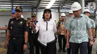 Menteri Keuangan Sri Mulyani ditemani Dirjen Bea dan Cukai  Heru Pambudi (kiri) mengunjungi Pusat Logistik Berikat (PLB) Dunia Express, Sunter, Jakarta, Jumat (4/10/2019). Sebelumnya, Sri Mulyani mengaku mendapat keluhan Presiden Jokowi terkait banjir impor tekstil.  (Liputan6.com/Angga Yuniar)