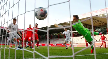 Pemain Bayern Munchen Benjamin Pavard (tak terlihat) mencetak gol ke gawang Union Berlin pada pertandingan Bundesliga di Berlin, Jerman, Minggu (17/5/2020). Bayern Munchen masih memuncaki klasemen Bundesliga usai mengalahkan Union Berlin 2-0. (HANNIBAL HANSCHKE/POOL/AFP)