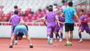 Pelatih Timnas Vietnam, Park Hang-seo ikut melakukan pemanasan saat latihan resmi menjelang laga semifinal Piala AFF 2022 melawan Timnas Indonesia yang berlangsung di Stadion Utama Gelora Bung Karno (SUGBK), Jakarta, Kamis (05/01/2023). (Bola.com/Bagaskara Lazuardi)