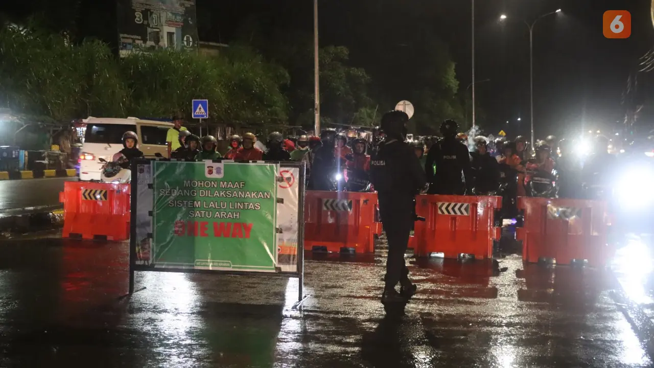Rekayasa lalu lintas one way untuk mengurai kemacetan di jalan arteri Nasional III Sukabumi-Bogor, Exit Tol Parungkuda (Liputan6.com/Fira Syahrin).