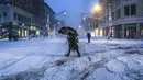 Para komuter berjalan melewati salju selama larangan perjalanan di seluruh kota New York pada Senin 23 Februari 2026. Badai musim dingin yang kuat melanda kawasan Atlantik Tengah dan Timur Laut Amerika Serikat (AS), membawa hujan salju lebat di Kota New York. (Ryan Murphy/Getty Images North America/Getty Images via AFP)