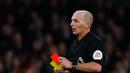 Pemimpin laga Arsenal Vs Tottenham, Mike Dean keluarkan kartu merah untuk pemain Tottenham, Jan Verthongen dalam laga lanjutan Liga Inggris pekan ke-14 yang berlangsung di stadion Emirates, London, Minggu (2/12). (AFP/Ian Kington)