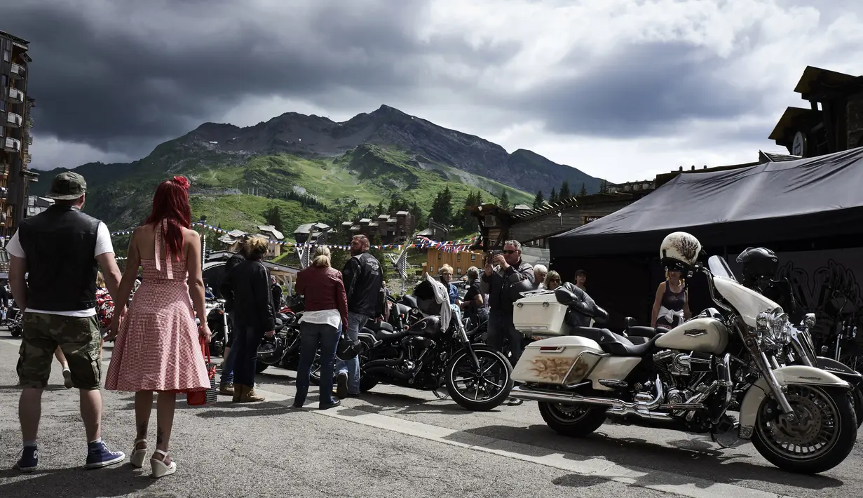 Puluhan penggemar sepeda motor gede berkumpul saat mengikuti 6th Morzine-Avoriaz Harley Days 2017, Morzine (15/7). Sekitar 10.000 sepeda motor dan 30.000 bikers dari seluruh Eropa berkumpul untuk mengikuti acara ini. (AFP Photo/Jean-Philippe Ksaizek)