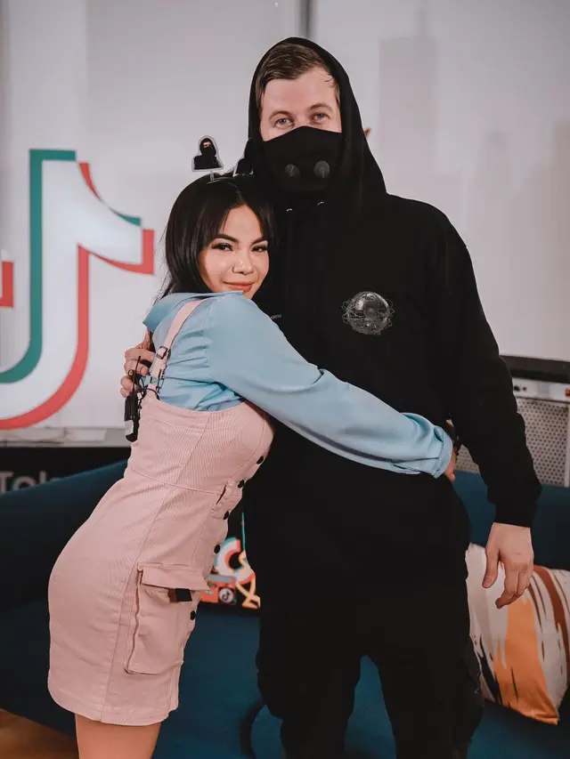 [Fimela] Dinar Candy dapat kejutan dari Alan Walker