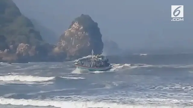 Video rekaman detik-detik kapal nelayan Joko Berek terbalik di telan ombak di perairan Jember.