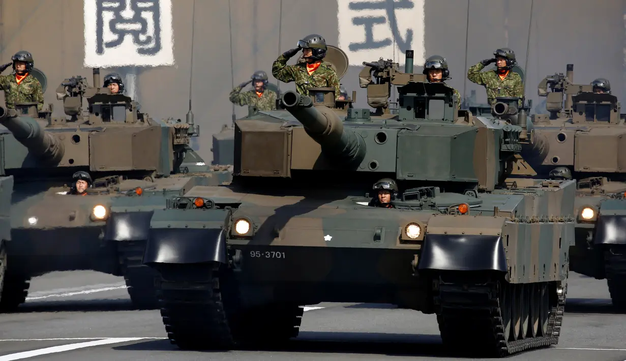 Pasukan Tank Jepang memberi hormat saat upacara tahunan Pasukan Bela Diri (SDF) di Pangkalan Asaka, Jepang(23/10). (Reuters/Kim Kyun-Hoon)