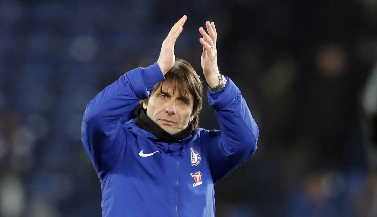 Pelatih Chelsea, Antonio Conte, saat pertandingan melawan Leicester City pada laga perempat final Piala FA di Stadion King Power, Minggu (18/3/2018). Leicester City takluk 1-2 dari Chelsea. (AP/Frank Augstein)