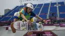 Atlet skateboard asal Brasil, Luiz Francisco saat melakukan latihan pada Olimpiade Tokyo 2020, Senin (2/8/2021). (Foto: AP/Ben Curtis)