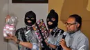 Wakil pimpinan Komisi Pemberantasan Korupsi Bambang Widjojanto memperlihatkan barang bukti operasi tangkap tangan Ketua DPRD Bangkalan Fuad Amin Imron di gedung KPK, Jakarta, Selasa (02/12/2014). (Liputan6.com/Miftahul Hayat)