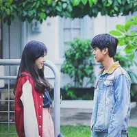 Si panglima tempur yang satu ini punya cara yang berbeda untuk mendekati Milea. Meski terkenal dengan kenakalannya, namun Dilan juga romantis dengan rayuan serta puisi-puisinya. (Instagram)