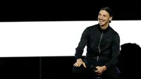 Zlatan Ibrahimovic tertawa saat peluncuran pakaian olahraga A-Z, di kota Paris (7/6/2016). Ibrahimovic terus menunda pengumuman klub barunya musim depan.  (Reuters/John Schults)