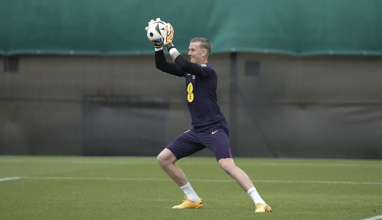 Meski datang sebagai finalis edisi sebelumnya, Three Lions harus susah payah melawan negara-negara yang levelnya di bawah. (AP Photo/Thanassis Stavrakis)