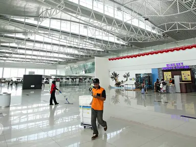 Aktivitas penumpang di Bandara Internasional Sultan Aji Muhammad Sulaiman (SAMS) Sepinggan Balikpapan, Kaltim, Selasa (27/10). Berdasarkan survei ASQ, bandara SAMS berhasil masuk peringkat 16 bandara terbaik sedunia. (Liputan6.com/Immanuel Antonius)