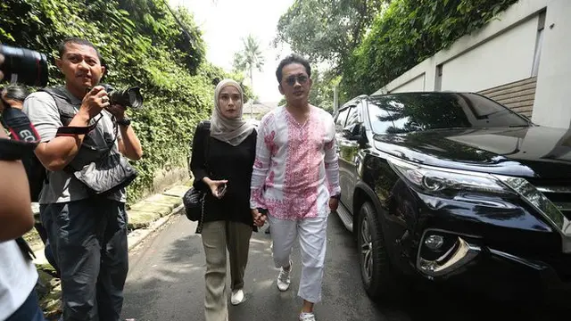 7 Potret Rumah Duka Ashraf Sinclair, Teman Artis Berdatangan dan Banyak Karangan Bunga