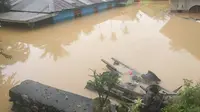 Jalanan yang putus menyebabkan akses ke daerah banjir harus dengan perahu karet. Foto: (Akbar Fua/Liputan6.com)