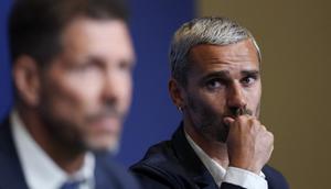 Penyerang Atletico Madrid asal Prancis #07, Antoine Griezmann (kanan), menatap pelatih Atletico Madrid asal Argentina, Diego Simeone, saat konferensi pers menjelang pertandingan perempat final Liga Champions UEFA melawan FC Barcelona di stadion Nou Camp di Barcelona, ​​pada 7 April 2026. (Lluis GENE/AFP)