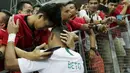 Seorang suporter memeluk striker Timnas Indonesia, Beto Goncalves, usai dikalahkan Singapura pada laga Piala AFF di Stadion Nasional, Singapura, Jumat (9/11). Singapura menang 1-0 atas Indonesia. (Bola.com/M. Iqbal Ichsan)
