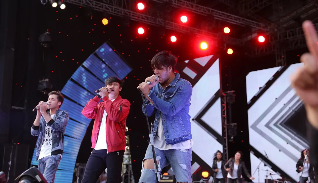 Kemeriahan meet and greet Sinemart All Stars pun ditutup dengan seluruh artis naik ke atas panggung guna menyampaikan ucapan terima kasih sambil mempromosikan sinetron masing-masing. (Daniel Kampua/Bintang.com)