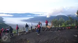 Sejumlah wisatawan menikmati keindahan Gunung Bromo saat menjelang pagi hari di lereng seruni, Kabupaten Probolinggo, Minggu, (3/4 /2016). Terjadinya erupsi lava di gunung Bromo yang masih terjadi menambah eksotik keindahan gunung ini. (Gholib)