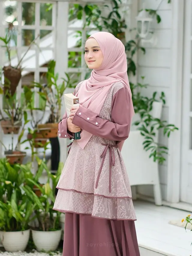 5 Rekomendasi Model Gamis Brokat Kombinasi Polos untuk Lebaran 2024, Cantik dan Anggun