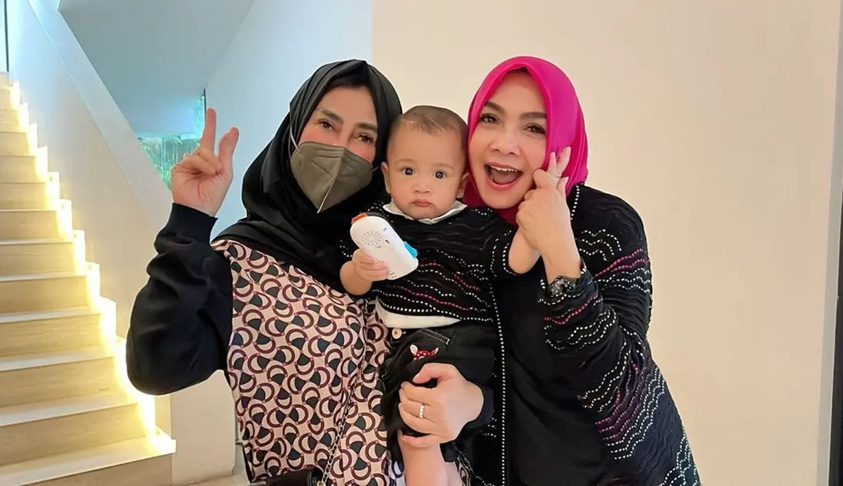 Rieta Amilia dan Amy Qanita kerap terlihat bersama di berbagai acara. Terbaru, keduanya ini diketahui menghadiri acara rilisan kolaborasi pakaian milik Nagita Slavina. (Liputan6.com/IG/@rieta_amilia)