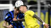Bek Inter Milan asal Italia, Francesco Acerbi (kiri) berebut bola dengan gelandang Lazio asal Uruguay, Matias Vecino selama pertandingan sepak bola Serie A Italia di stadion San Siro, Milan, pada 18 Mei 2025. (Nicolo Campo/AFP)