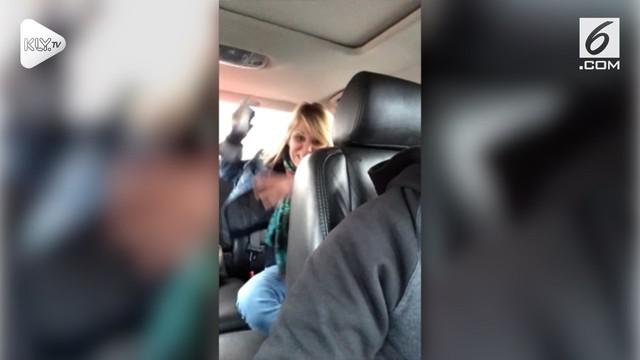 Diduga mabuk dan tak mau turun, seorang penumpang wanita melemparkan kaleng bir pada sopir taksi online.