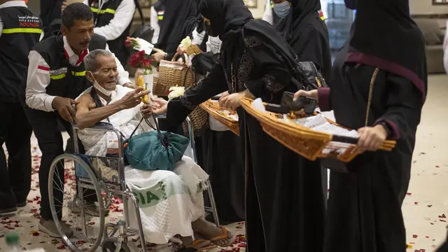 Petugas mendorong kursi roda jemaah haji lansia yang baru tiba di Kota Makkah setelah sebelumnya tinggal sembilan hari di Madinah. Tahun ini ada sekitar 67 ribu jemaah haji lansia yang diberangkatkan ke tanah suci.