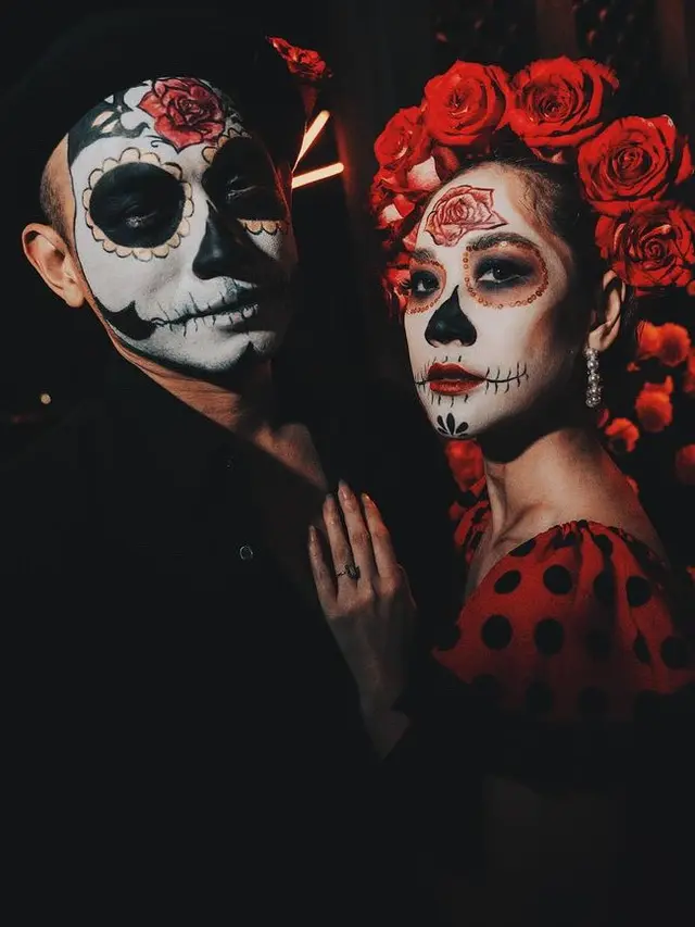 Gaya Bunga Citra Lestari dan Suami saat Halloween sebagai Catrina. [@itsmebcl/anggarcp]