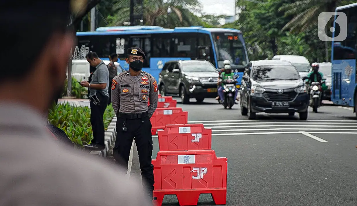 Polisi melakukan penjagaan saat penyisiran di Gereja Katedral, Jakarta, Jumat (24/12/2021). Polda Metro Jaya bersama Satuan Brimob melakukan sterilisasi sejumlah gereja guna memastikan bebas dari bahan berbahaya. (Liputan6.com/Faizal Fanani)