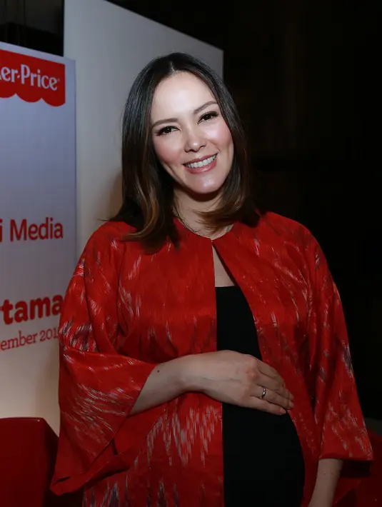 Masa kelahiran yang hanya tinggal menghitung hari tak membuat penampilan mantan VJ ini kehilangan gaya dalam berbusana. (Deki Prayoga/Bintang.com)