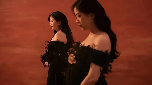 Pesona Cantik Menawan Bak Anak Kembar Jessica Tanoe dan Valencia Tanoe yang Maternity Shoot Bareng dengan Gaun Hitam